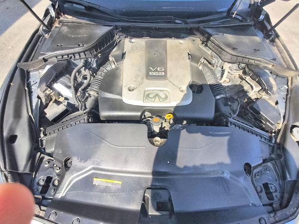 2015 INFINITI Q50 — Engine bay