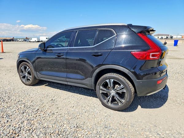 2022 VOLVO XC40