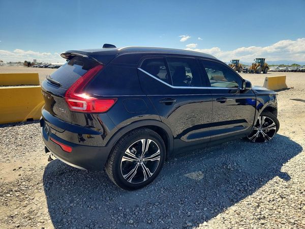 2022 VOLVO XC40