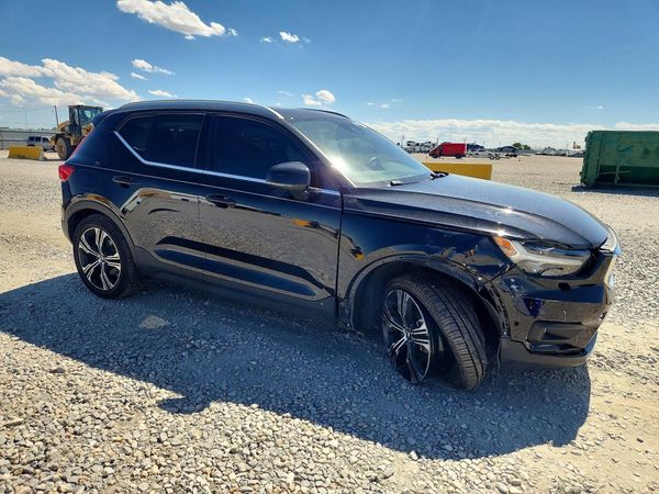 2022 VOLVO XC40