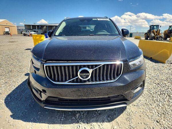 2022 VOLVO XC40