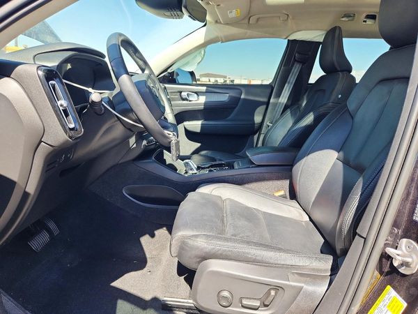 2022 VOLVO XC40