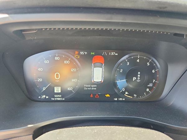 2022 VOLVO XC40
