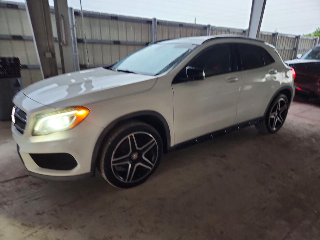 2016 MERCEDES-BENZ GLA GLA250 — Front 3/4