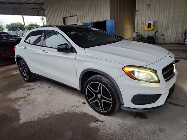2016 MERCEDES-BENZ GLA GLA250 — Passenger 3/4