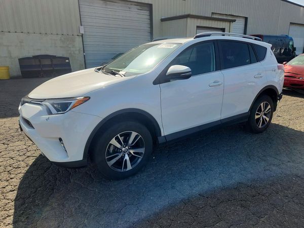 2017 TOYOTA RAV4 XLE — Front 3/4