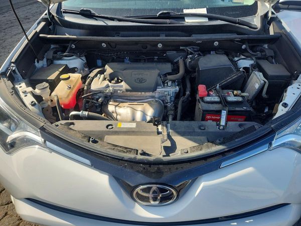 2017 TOYOTA RAV4 XLE — Engine bay