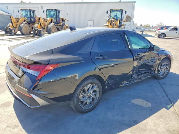 2024 HYUNDAI ELANTRA