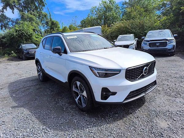 2026 VOLVO XC40 Plus Dark