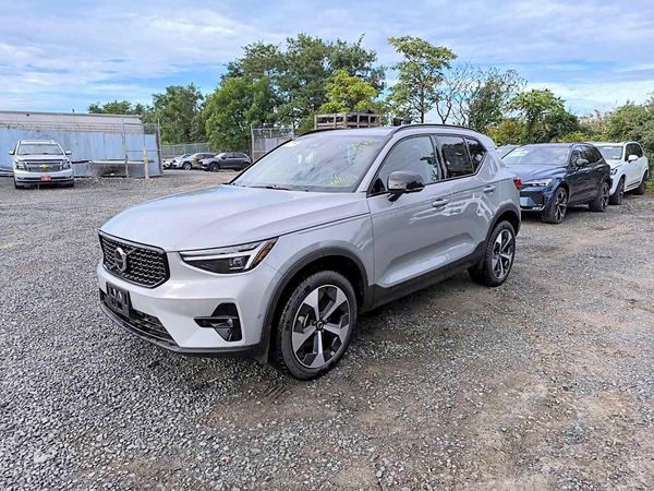 2026 VOLVO XC40