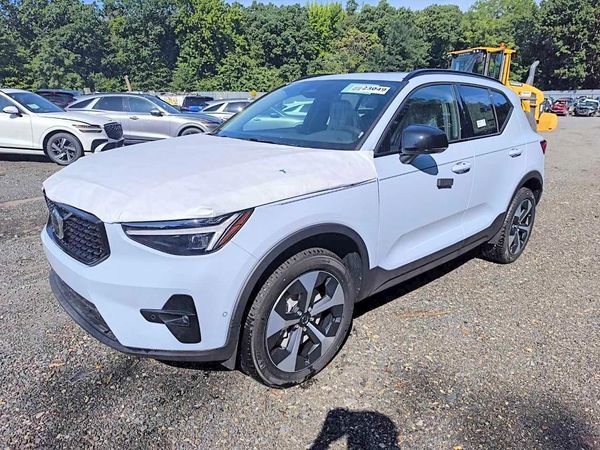 2026 VOLVO XC40
