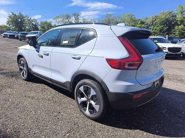 2026 VOLVO XC40