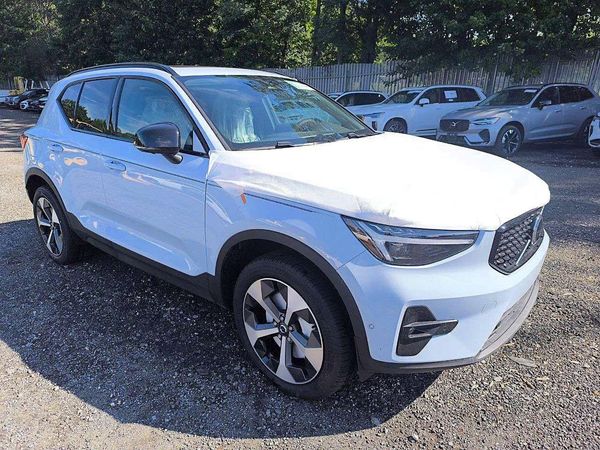 2026 VOLVO XC40