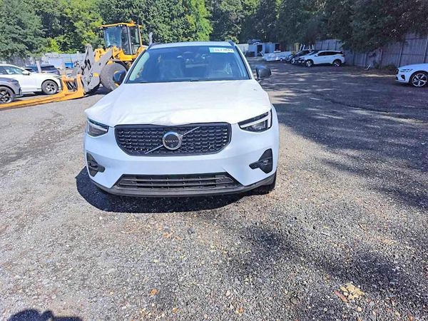 2026 VOLVO XC40