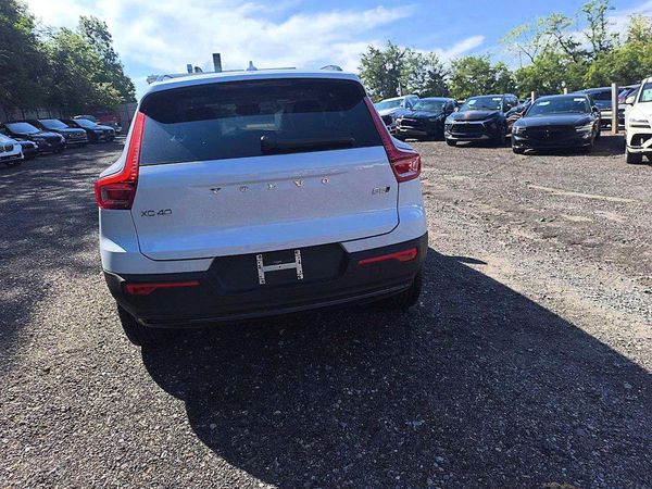 2026 VOLVO XC40