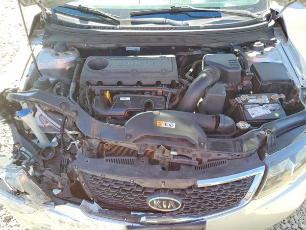 2013 KIA FORTE EX — Engine bay