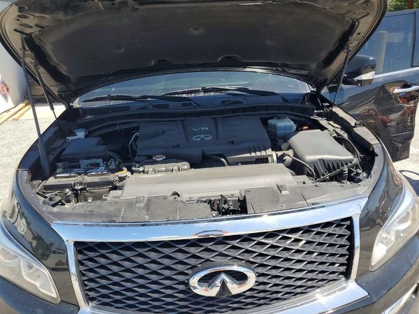 2017 INFINITI QX80 — Engine bay