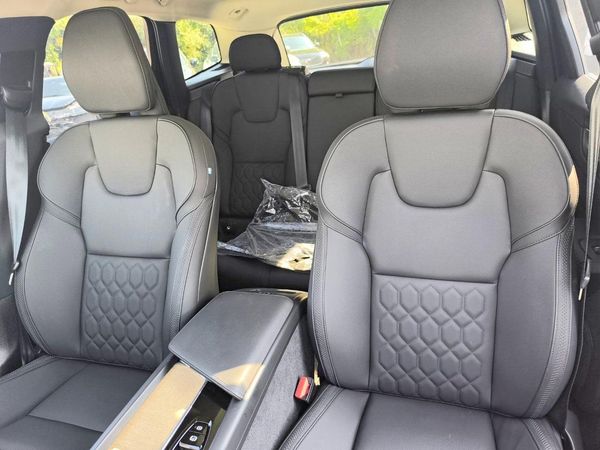 2026 VOLVO XC60 Plus Dark