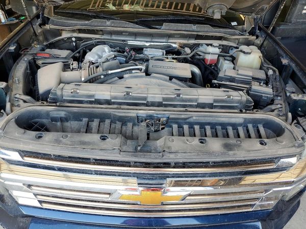 2022 CHEVROLET SILVERADO LT — Engine bay