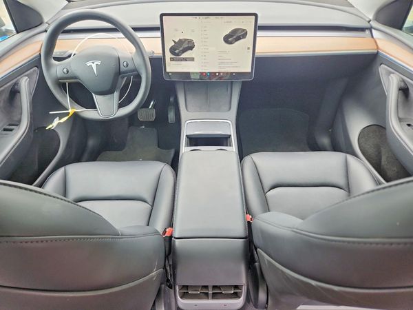 2025 TESLA MODEL Y