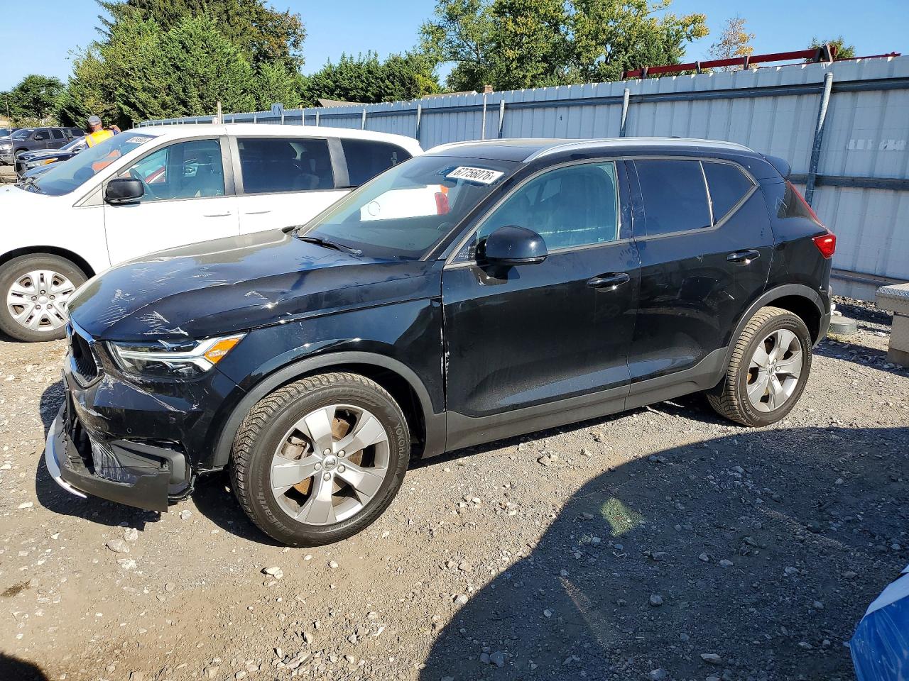 2021 VOLVO XC40 Momentum — Front 3/4