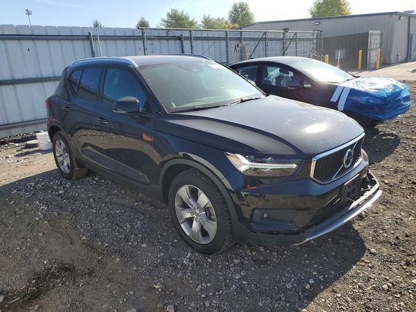 2021 VOLVO XC40 Momentum — Passenger 3/4
