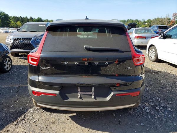 2021 VOLVO XC40 Momentum — DIRR
