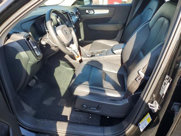2021 VOLVO XC40 Momentum — DENT