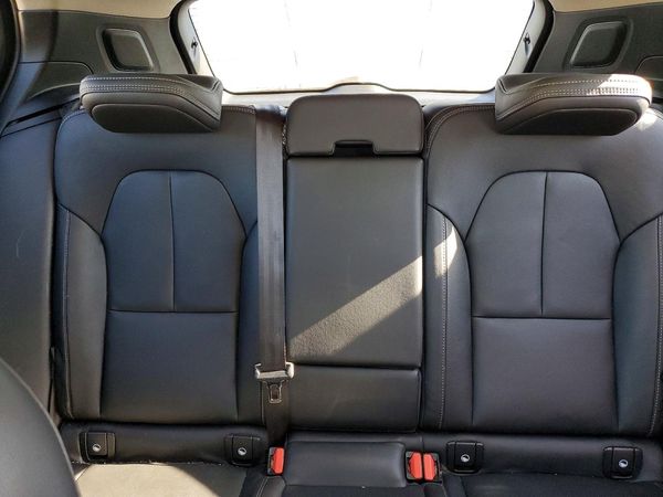 2021 VOLVO XC40 Momentum — SUVN