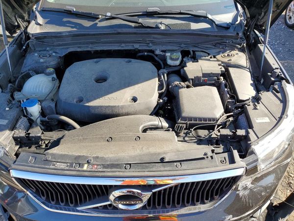2021 VOLVO XC40 Momentum — Engine bay