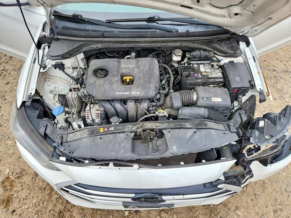 2018 HYUNDAI ELANTRA SE — Engine bay