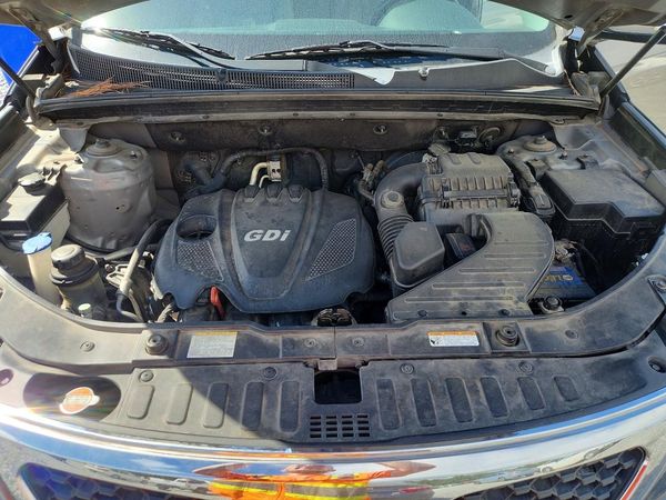 2012 KIA SORENTO GL(Middle-low grade) — Engine bay