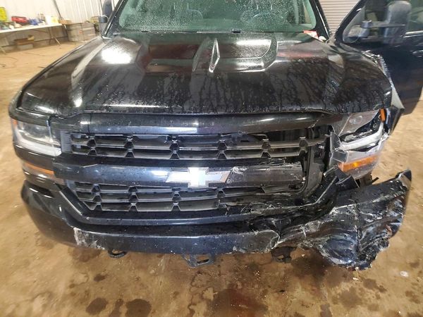 2018 CHEVROLET SILVERADO LT — Engine bay