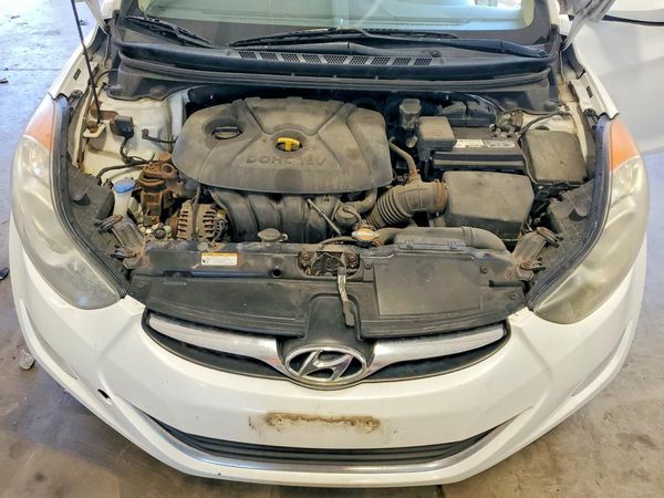 2012 HYUNDAI ELANTRA GLS(Middle grade) — Engine bay