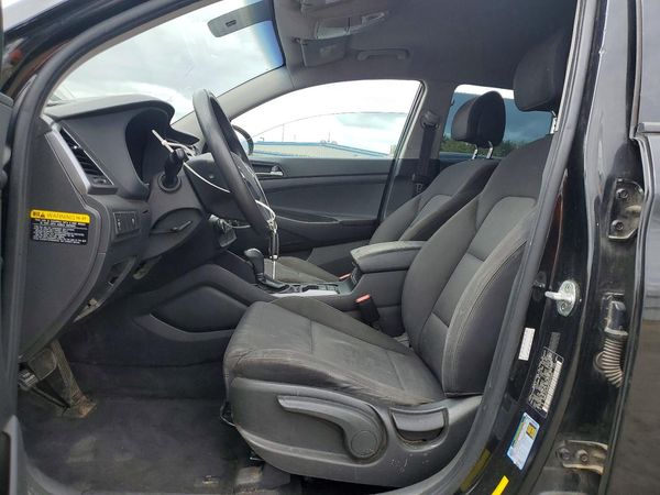 2017 HYUNDAI TUCSON SE (no options)
