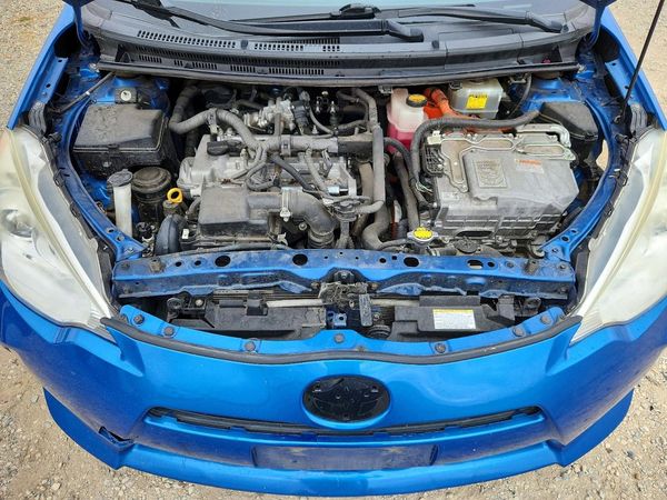 2014 TOYOTA PRIUS C ON — Engine bay