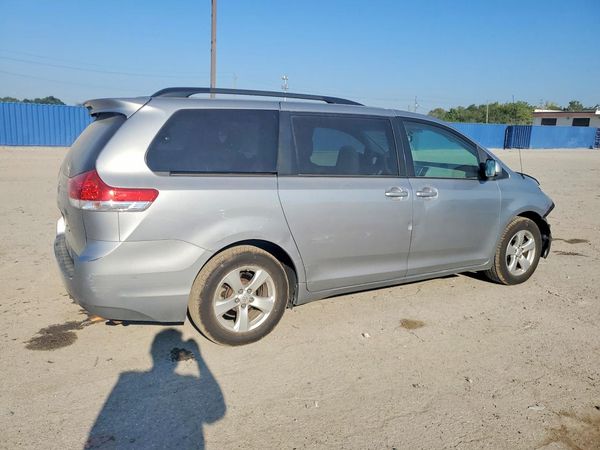 2013 TOYOTA SIENNA