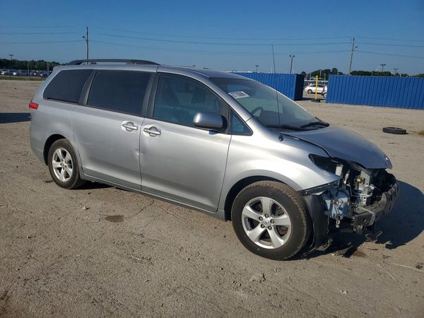 2013 TOYOTA SIENNA