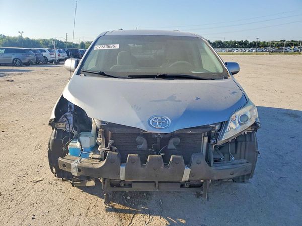2013 TOYOTA SIENNA