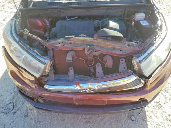 2015 TOYOTA HIGHLANDER — Engine bay