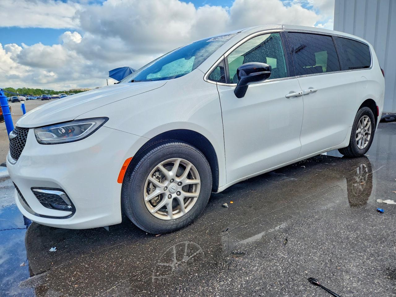 2026 CHRYSLER PACIFICA Select — Front 3/4
