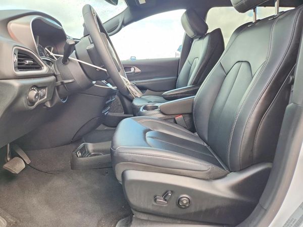 2026 CHRYSLER PACIFICA Select — DENT