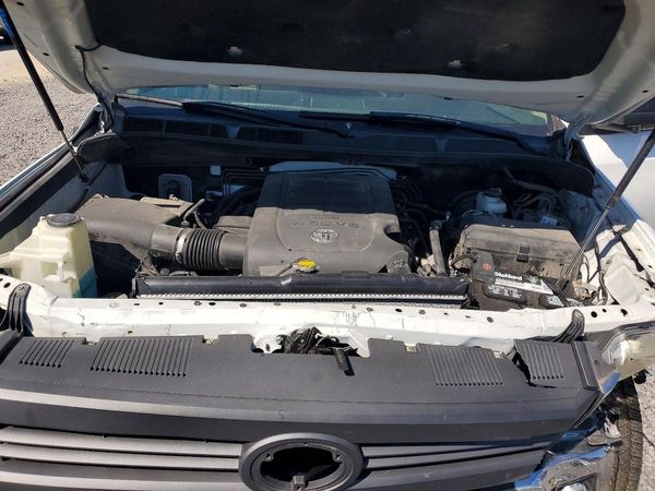 2014 TOYOTA TUNDRA SR5 — Engine bay