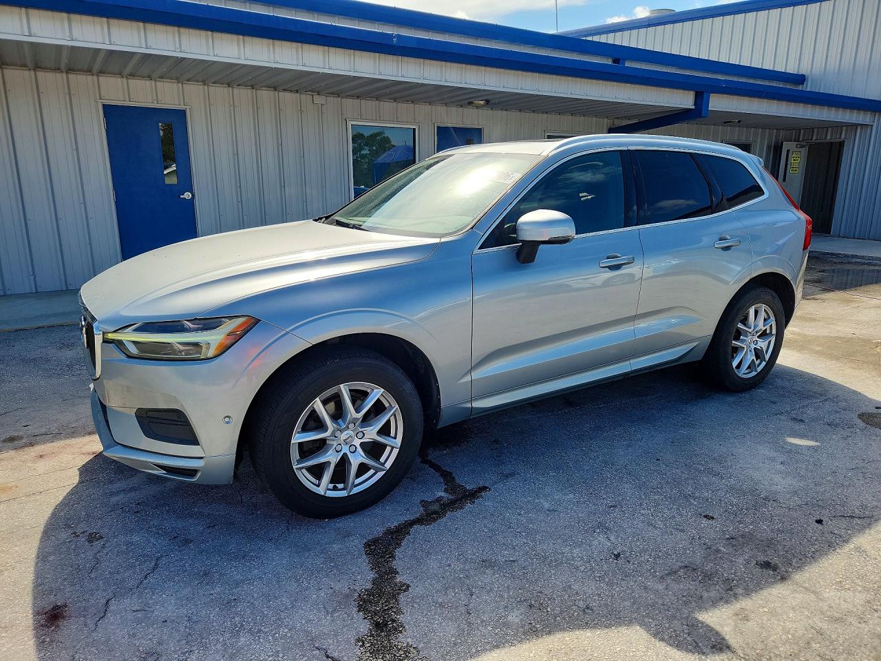 2018 VOLVO XC60 Momentum — Front 3/4