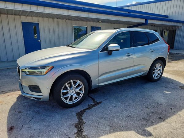 2018 VOLVO XC60 Momentum — Front 3/4