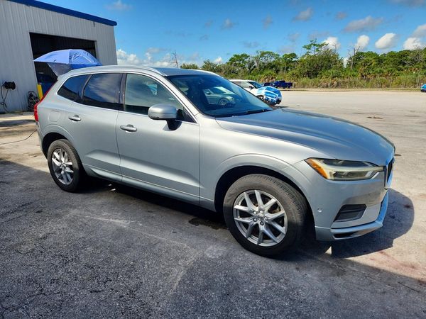 2018 VOLVO XC60 Momentum — Passenger 3/4