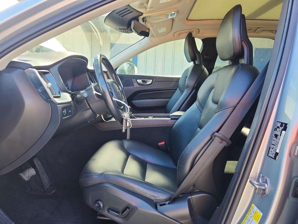 2018 VOLVO XC60 Momentum — DENT