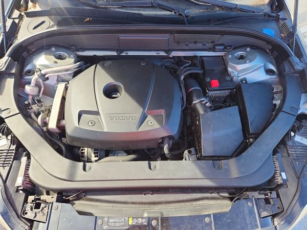 2018 VOLVO XC60 Momentum — Engine bay