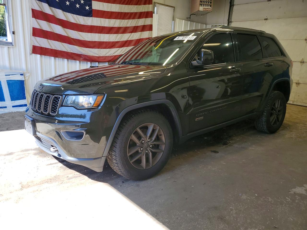 2017 JEEP GRAND CHEROKEE Laredo — Front 3/4