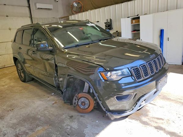 2017 JEEP GRAND CHEROKEE Laredo — Passenger 3/4
